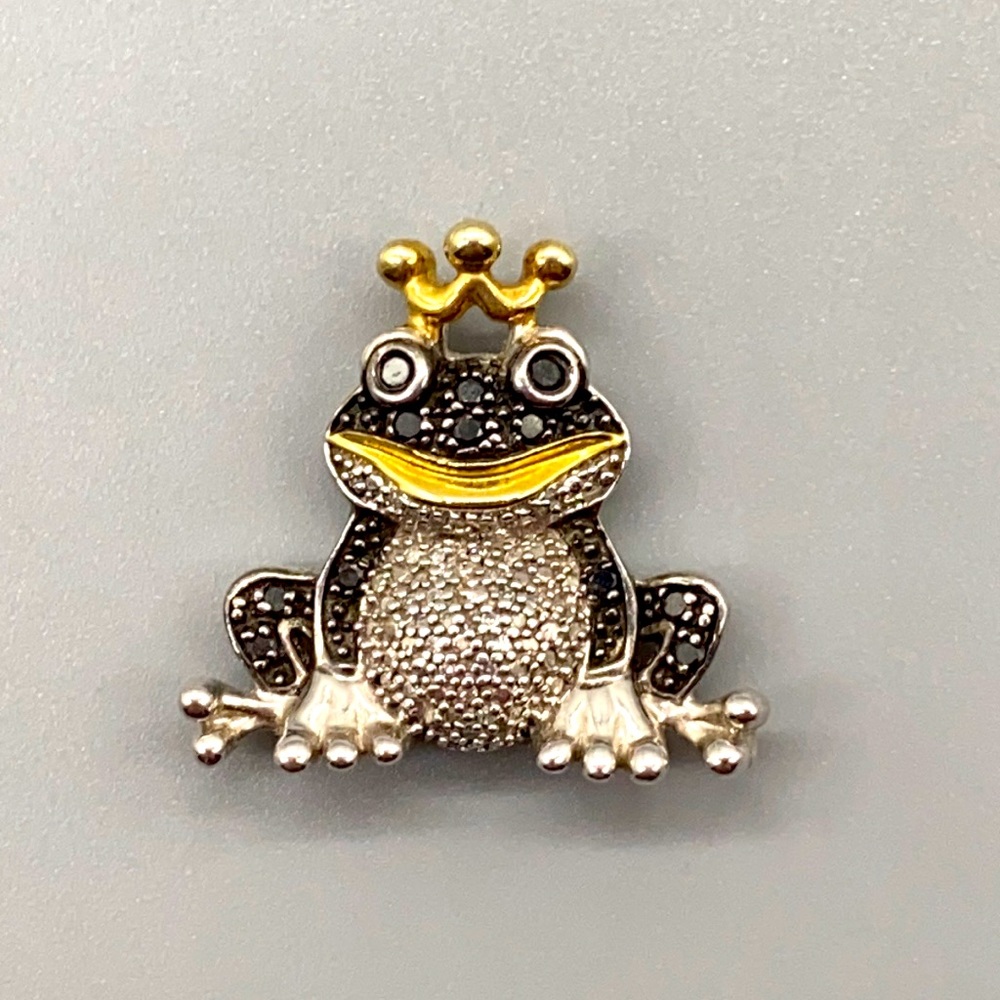 MYC II vintage frog pendant in sterling silver white and black diamonds🍀
